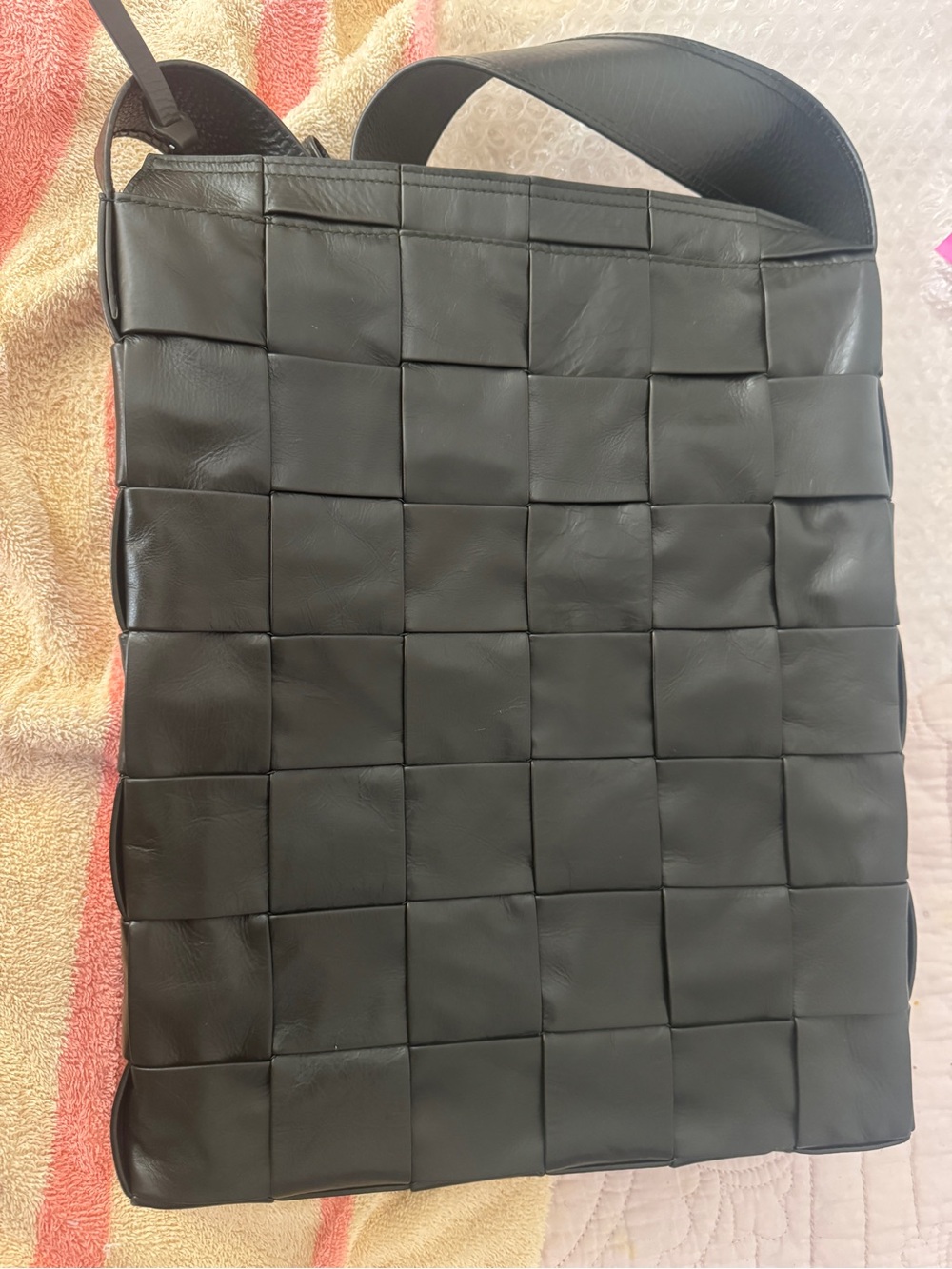 Bottega Veneta Men’s Intrecciato Woven Leather Crossbody Bag in Dark Green - Picture 6 of 8